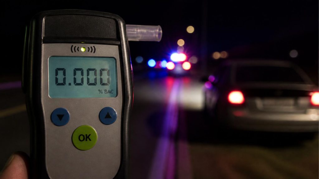 False DUI arrest breath test device reading 0.000 at a nighttime traffic stop